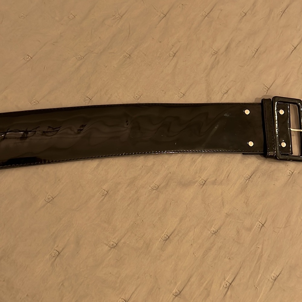 Vintage wide black patent belt. Gives you a tiny waist. Perfect for dresses. - Picture 5 of 11